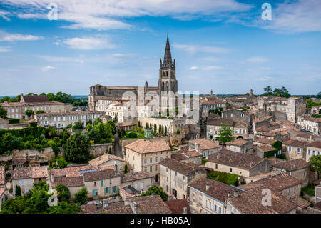 Das Dorf Saint-Emilion mit der Aufschrift Les Plus Beaux Villages de France, UNESCO-Weltkulturerbe, Gironde, Nouvelle Aquitaine, Frankreich, Europa Stockfoto