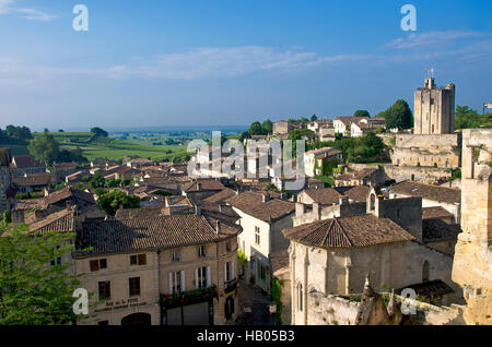 Das Dorf Saint-Emilion mit der Aufschrift Les Plus Beaux Villages de France, UNESCO-Weltkulturerbe, Gironde, Nouvelle Aquitaine, Frankreich, Europa Stockfoto