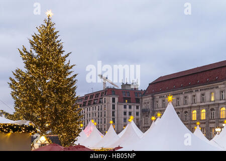 Weihnachtsmarkt auf dem Gendarmenmarkt in Berlin. Stockfoto