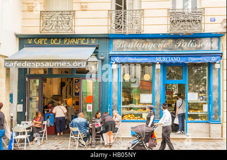 Straßenszene vor Café des Psaumes und Bäckerei, Konditorei Murciano im jüdischen Teil des Marais-Viertel Stockfoto