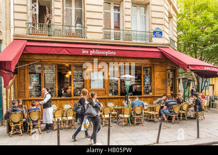 Straßenszene vor Café Les Philosophes Marais-Viertel Stockfoto