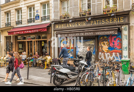 Straßenszene vor Café L´etoile Manquante, Marais-Viertel Stockfoto