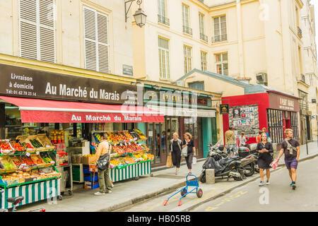 Straßenszene vor  au Marché du Marais , Lebensmittelgeschäft, Marais-Viertel Stockfoto