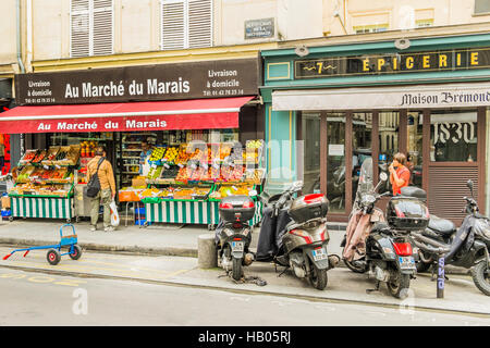 Straßenszene vor  au Marché du Marais , Lebensmittelgeschäft Stockfoto