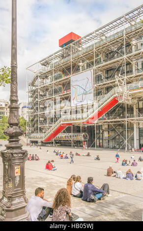 Straßenszene vor Georges Pompidou Center Stockfoto