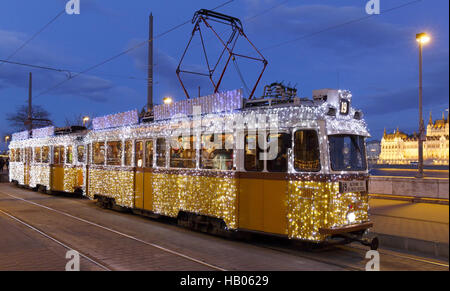 Leichte Straßenbahn in Budapest Stockfoto