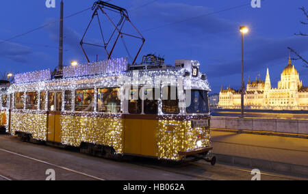 Leichte Straßenbahn in Budapest Stockfoto