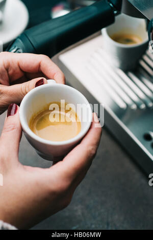 Frisch zubereitete Espresso in kleinen weißen Tasse Stockfoto