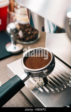 Frisch gemahlenen Kaffees im Siebträger Stockfoto