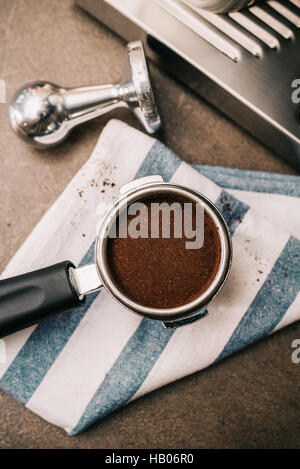 Frisch gemahlenen Kaffees im Siebträger Stockfoto