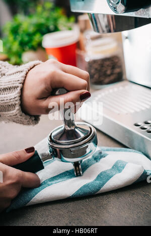 Weiblich, Stopfen frischen Kaffee für espresso Stockfoto
