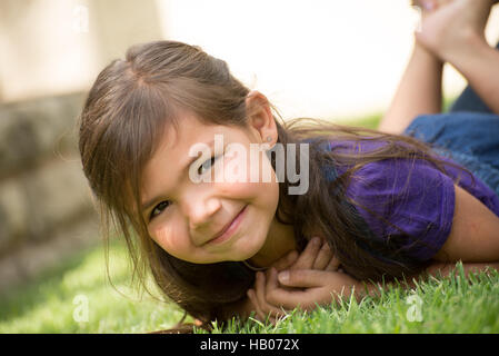 Mädchen auf Rasen Stockfoto