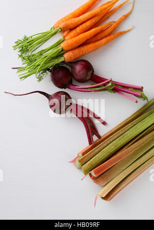 Frische Karotten und rote Beete auf Holz, Lebensmittel-Hintergrund Stockfoto