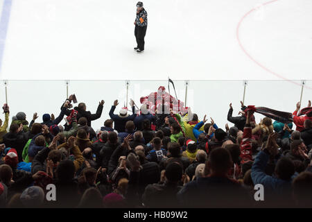 PODOLSK, Russland - 13. November 2016: Fans und Witjas Team freuen sich über eine Partitur auf Eishockey Spiel Witjas Vs Severstal auf Russland KHL Meisterschaft am 13. November 2016, Podolsk, Russland. Vityaz gewann mit 4:0 Stockfoto