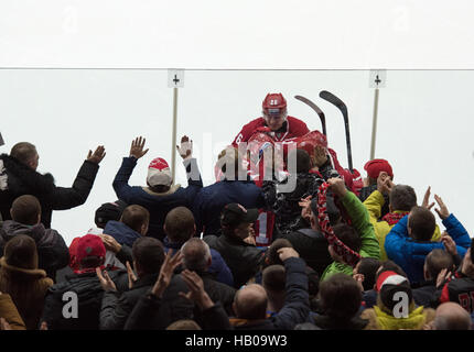 PODOLSK, Russland - 13. November 2016: Fans und Witjas Team freuen sich über eine Partitur auf Eishockey Spiel Witjas Vs Severstal auf Russland KHL Meisterschaft am 13. November 2016, Podolsk, Russland. Vityaz gewann mit 4:0 Stockfoto