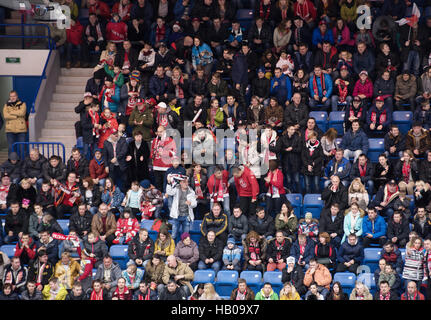 PODOLSK, Russland - 13. November 2016: Fans und Vityaz team auf Tribüne auf Eishockey-Spiel Witjas Vs Severstal auf Russland KHL Meisterschaft am 13. November 2016, in Podolsk, Russland. Vityaz gewann mit 4:0 Stockfoto