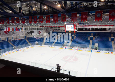 PODOLSK, Russland - 20. November 2016: Interior of Vityaz Ice Arena kurz vor Eishockey Spiel Witjas Vs Lokomotiv auf Russland KHL Meisterschaft am 20. November 2016, in Podolsk, Russland. Vityaz gewann 2:1 Stockfoto