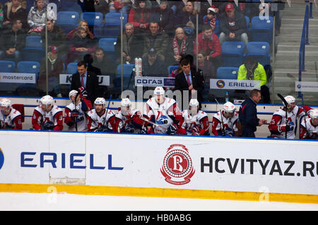 PODOLSK, Russland - 20. November 2016: Lokomotiv-Team auf Bank auf Eishockey Spiel Witjas Vs Lokomotiv auf Russland KHL Meisterschaft am 20. November 2016, in Podolsk, Russland. Vityaz gewann 2:1 Stockfoto