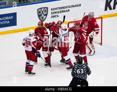 PODOLSK, Russland - 20. November 2016: Unbekannte Spieler kämpfen auf Eishockey Spiel Witjas Vs Lokomotiv auf Russland KHL Meisterschaft am 20. November 2016, in Podolsk, Russland. Vityaz gewann 2:1 Stockfoto