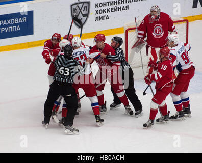 PODOLSK, Russland - 20. November 2016: Unbekannte Spieler kämpfen auf Eishockey Spiel Witjas Vs Lokomotiv auf Russland KHL Meisterschaft am 20. November 2016, in Podolsk, Russland. Vityaz gewann 2:1 Stockfoto