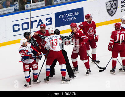 PODOLSK, Russland - 20. November 2016: Unbekannte Spieler kämpfen auf Eishockey Spiel Witjas Vs Lokomotiv auf Russland KHL Meisterschaft am 20. November 2016, in Podolsk, Russland. Vityaz gewann 2:1 Stockfoto