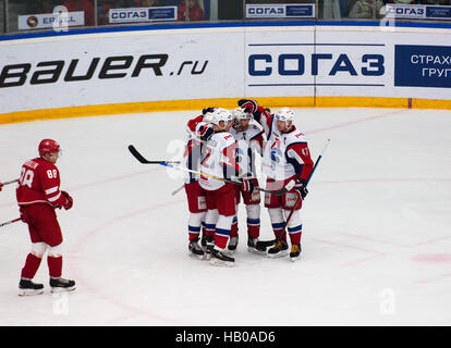 PODOLSK, Russland - 20. November 2016: Lokomotiv-Team freuen sich auf Eishockey Spiel Witjas Vs Lokomotiv auf Russland KHL Meisterschaft am 20. November 2016, in Podolsk, Russland. Vityaz gewann 2:1 Stockfoto