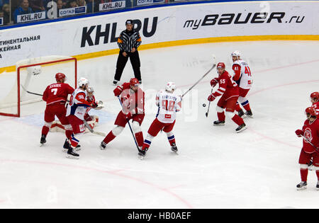 PODOLSK, Russland - 20. November 2016: Spiel Augenblick am Tor auf Eishockey Spiel Witjas Vs Lokomotiv auf Russland KHL Meisterschaft am 20. November 2016, in Podolsk, Russland. Vityaz gewann 2:1 Stockfoto