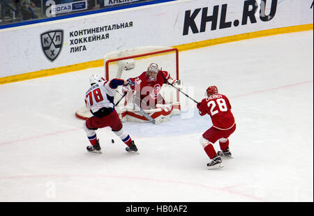 PODOLSK, Russland - 20. November 2016: A. Kadeikin (78) Angriff auf Eishockey Spiel Witjas Vs Lokomotiv auf Russland KHL Meisterschaft am 20. November 2016, in Podolsk, Russland. Vityaz gewann 2:1 Stockfoto