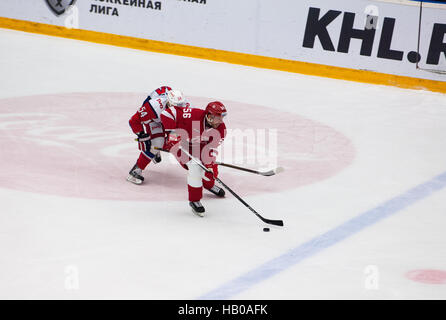 PODOLSK, Russland - 20. November 2016: S. Gimayev (56) dribbeln auf Eishockey Spiel Witjas Vs Lokomotiv auf Russland KHL Meisterschaft am 20. November 2016, in Podolsk, Russland. Vityaz gewann 2:1 Stockfoto