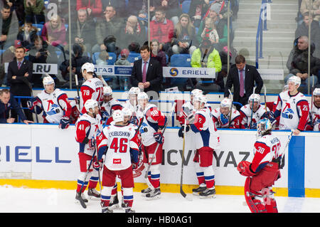 PODOLSK, Russland - 20. November 2016: Lokomotiv-Team auf Timeout auf Eishockey Spiel Witjas Vs Lokomotiv auf Russland KHL Meisterschaft am 20. November 2016, in Podolsk, Russland. Vityaz gewann 2:1 Stockfoto