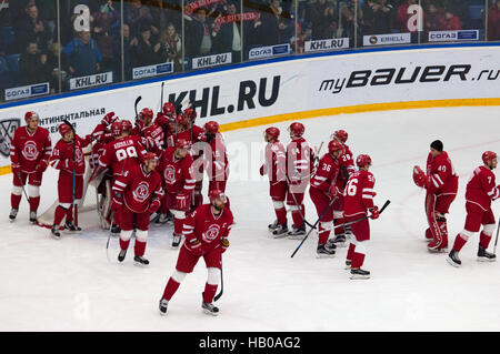 PODOLSK, Russland - 20. November 2016: Witjas Team freuen sich über Sieg über Eishockey Spiel Witjas Vs Lokomotiv auf Russland KHL Meisterschaft am 20. November 2016, Podolsk, Russland. Vityaz gewann 2:1 Stockfoto