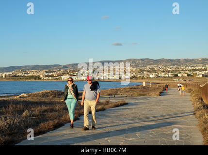 Menschen Fuß entlang der Küste Paphos in Kato Paphos, Paphos, Zypern, Stockfoto