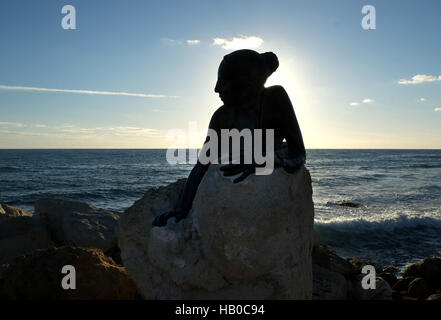 "Sol Alter" durch Yiota Ioannidou, sitzt dieser Skulptur oder Statue neben Paphos Küstenweg in der Nähe von Paphos Fort am Hafen von Paphos Stockfoto