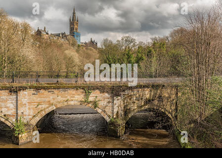 Glasgow Universitätshauptgebäude mit Blick auf den Fluss Kelvin im Westend von Glasgow, Schottland. Stockfoto