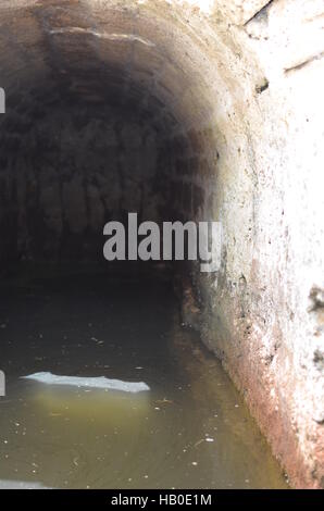 Städtische Erkundung in einem Tunnel Stockfoto