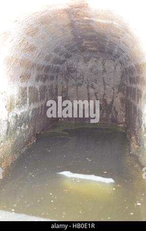 Städtische Erkundung in einem Tunnel Stockfoto