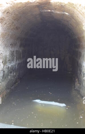 Städtische Erkundung in einem Tunnel Stockfoto