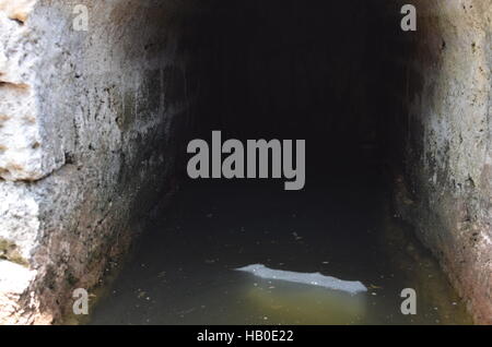 Städtische Erkundung in einem Tunnel Stockfoto