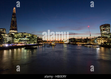 Nacht Londoner Stadtbild mit Themse, Walkie Talkie, (20 Fenchurch Street) und der Shard (32 London Bridge Street) Wahrzeichen Gebäude im Vordergrund. Stockfoto