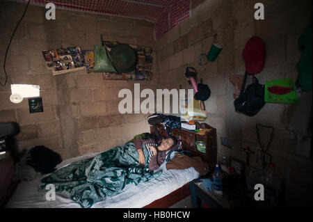 Eine indigene Frau Maya liegt in ihrem Bett zu Hause in San Jorge La Laguna, Solola, Guatemala. Stockfoto