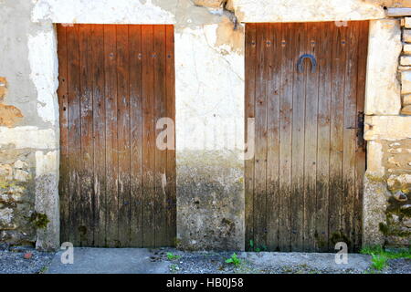 zwei Holztüren mit Hufeisen Stockfoto