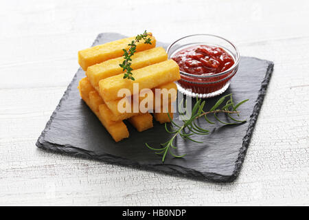 Gebratene Polenta, Polenta-Sticks, Polenta Pommes frites Stockfoto