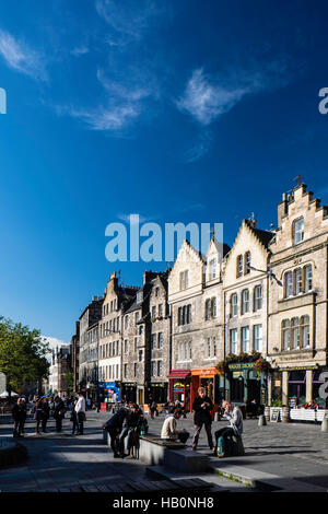 Touristen genießen Grassmarket in späten Nachmittagssonne, Edinburgh, Schottland Stockfoto