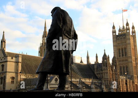 Statue des Winston Spencer Churchill gegenüber den Houses of Parliament. Stockfoto