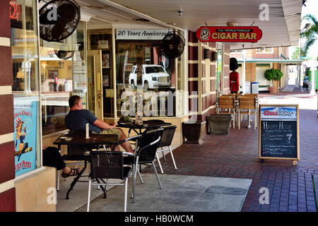Tisch und Stühle mit Kunden im Bürgersteig Café bar "Cigar Bar" in der Innenstadt von Fort Myers, Florida Stockfoto