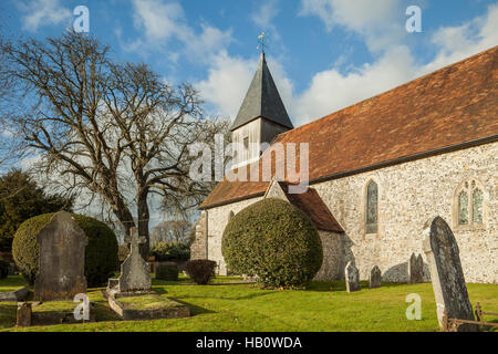 Herbstnachmittag in der St Peter's & Pauls-Kirche in Exton, Hampshire, England. Stockfoto