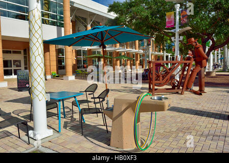 Fort Myers Regional Library und Cornog Plaza mit Skulptur von Edgardo Carmona Ausstellung, Fort Myers, Florida Stockfoto