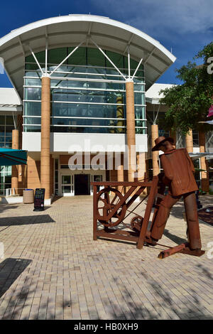 Fort Myers Regional Library und Cornog Plaza mit Skulptur von Edgardo Carmona Ausstellung, Fort Myers, Florida Stockfoto