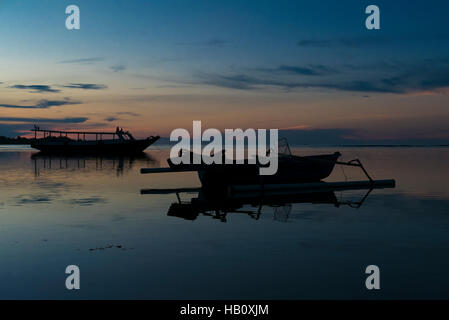 Awesome Sonnenuntergang und stilles Wasser auf Gili Air Island, Indonesien Stockfoto