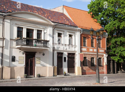 Historische Gebäude rund um den Hauptplatz in der Altstadt von Kaunas (Litauen). Stockfoto